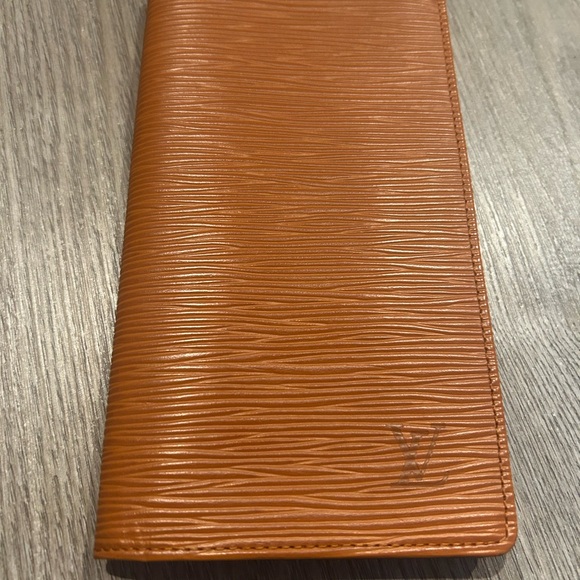 Louis Vuitton Epi Wallet Unisex - Picture 8 of 10